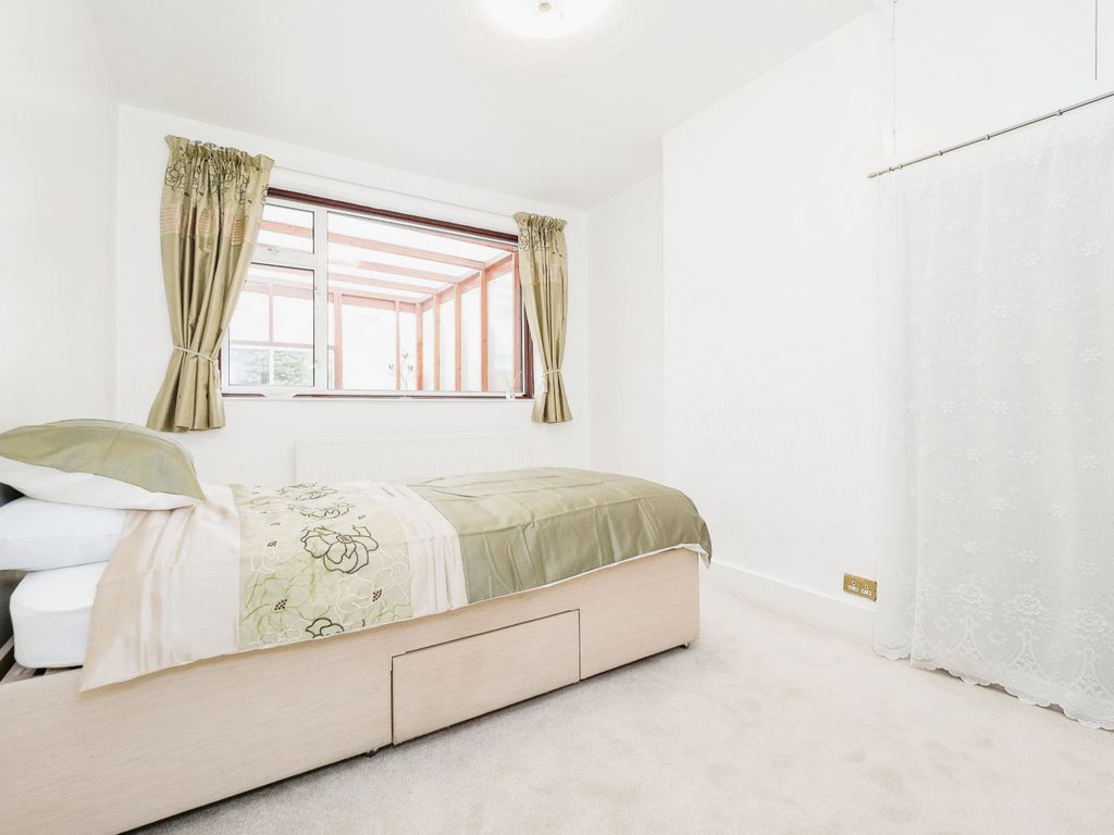1 bed maisonette for sale in Chase Cross Road, Romford RM5, £260,000