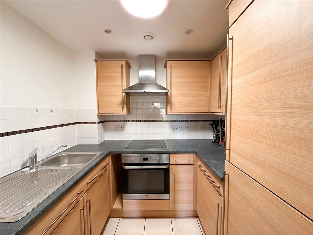1 bed flat for sale in Hawthorn Road, Bognor Regis PO21, £120,000