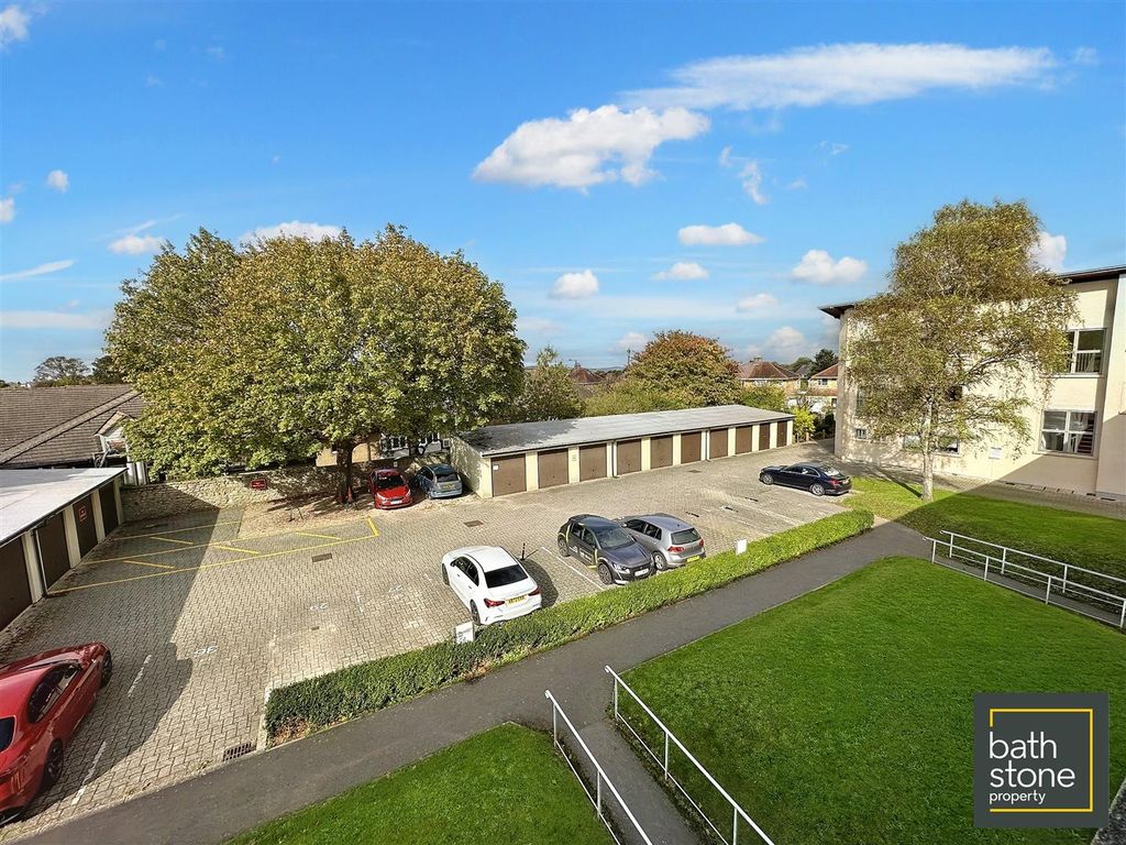2 bed flat for sale in Midford Road, Bath BA2, £230,000