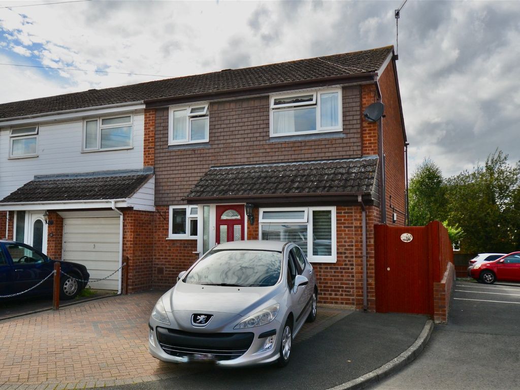 3 bed end terrace house for sale in Chestnut Close, Hampton, Evesham WR11, £280,000
