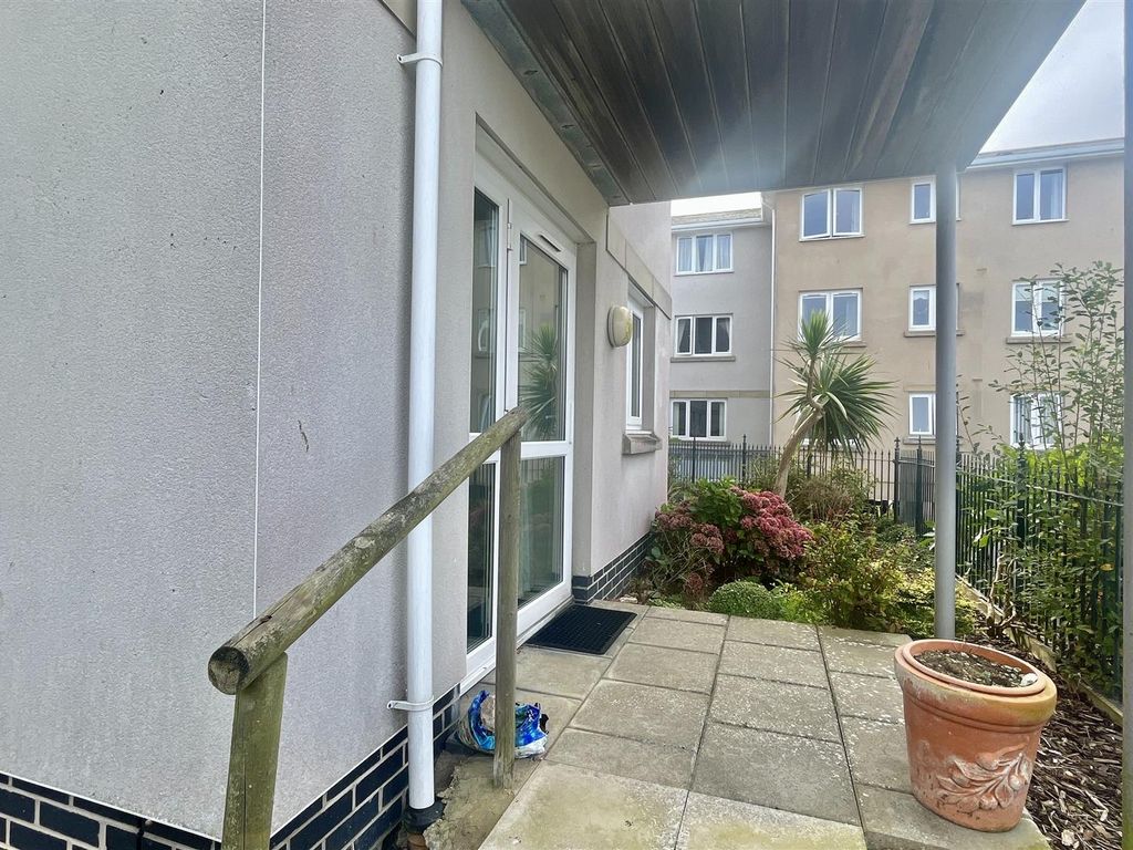 2 bed flat for sale in Mount Wise, Newquay TR7, £170,000