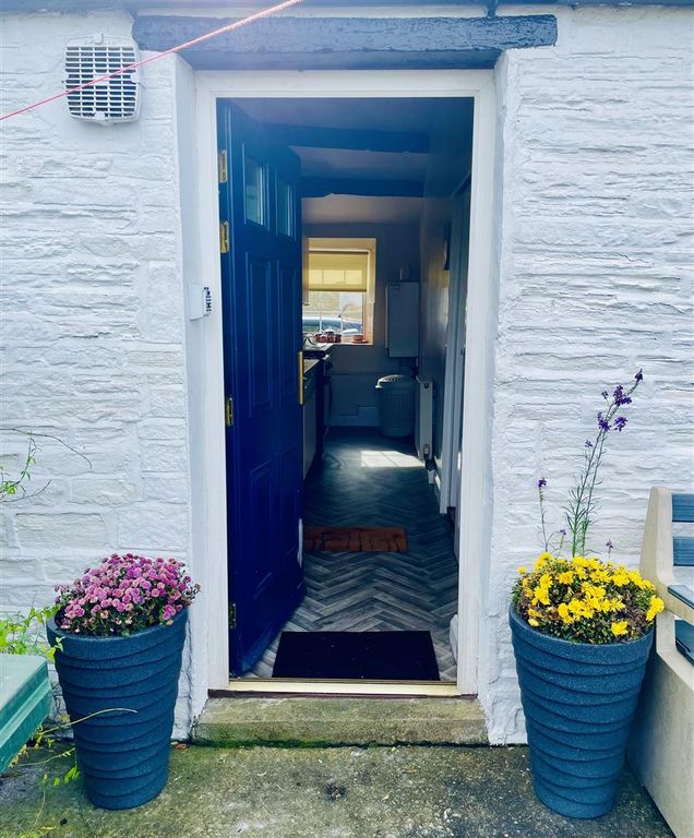 2 bed cottage for sale in Old Road, Bradford BD7, £160,000