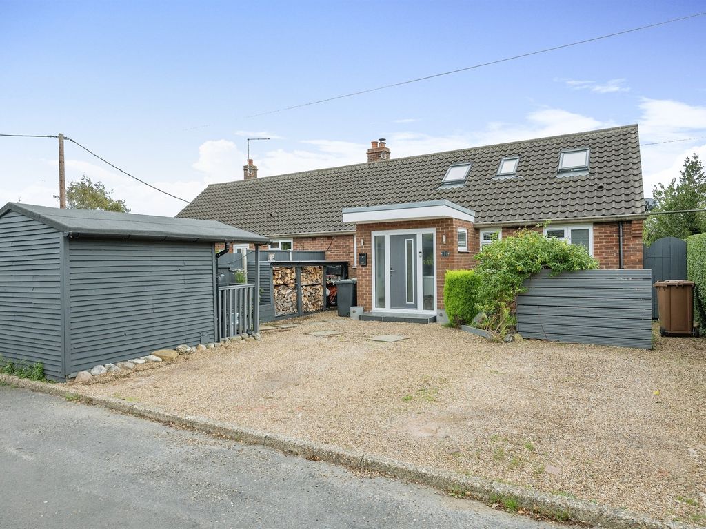3 bed bungalow for sale in Harvey Estate, Gimingham, Norwich NR11, £315,000