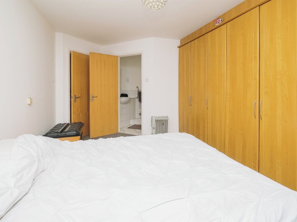 2 bed flat for sale in Quebec Quay, Liverpool L3, £190,000