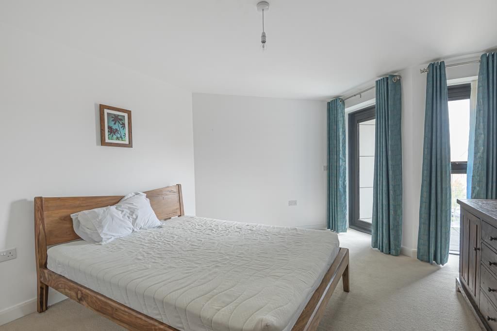 2 bed flat for sale in Newbury, Berkshire RG14, £230,000