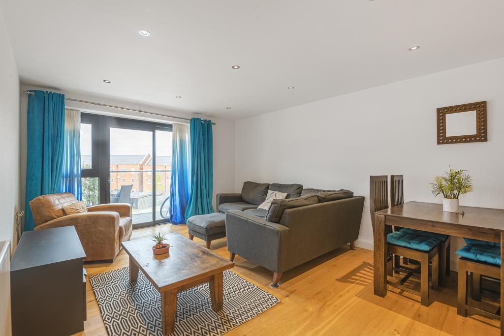 2 bed flat for sale in Newbury, Berkshire RG14, £230,000