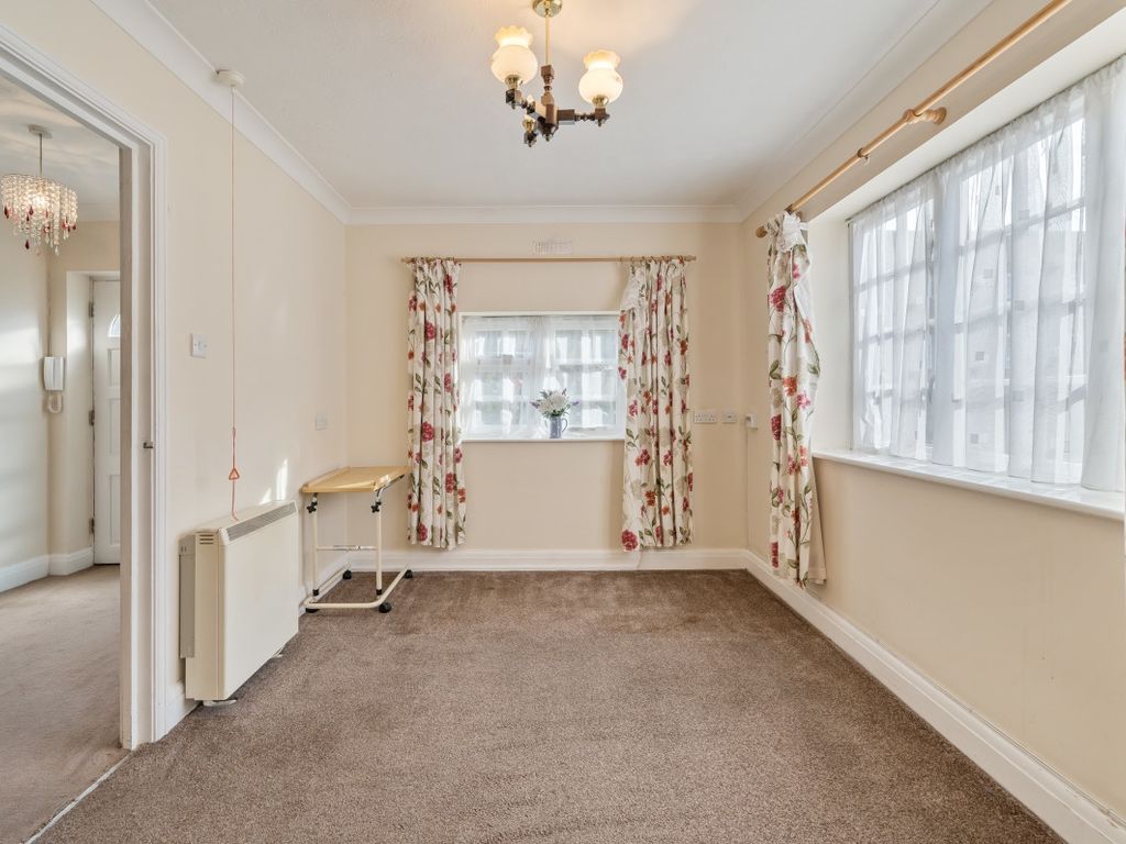 1 bed flat for sale in Footscray Road, London SE9, £180,000