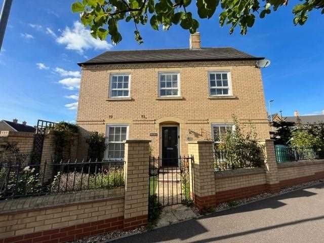 3 bed end terrace house for sale in Markham Rise, Bedford MK41, £310,000