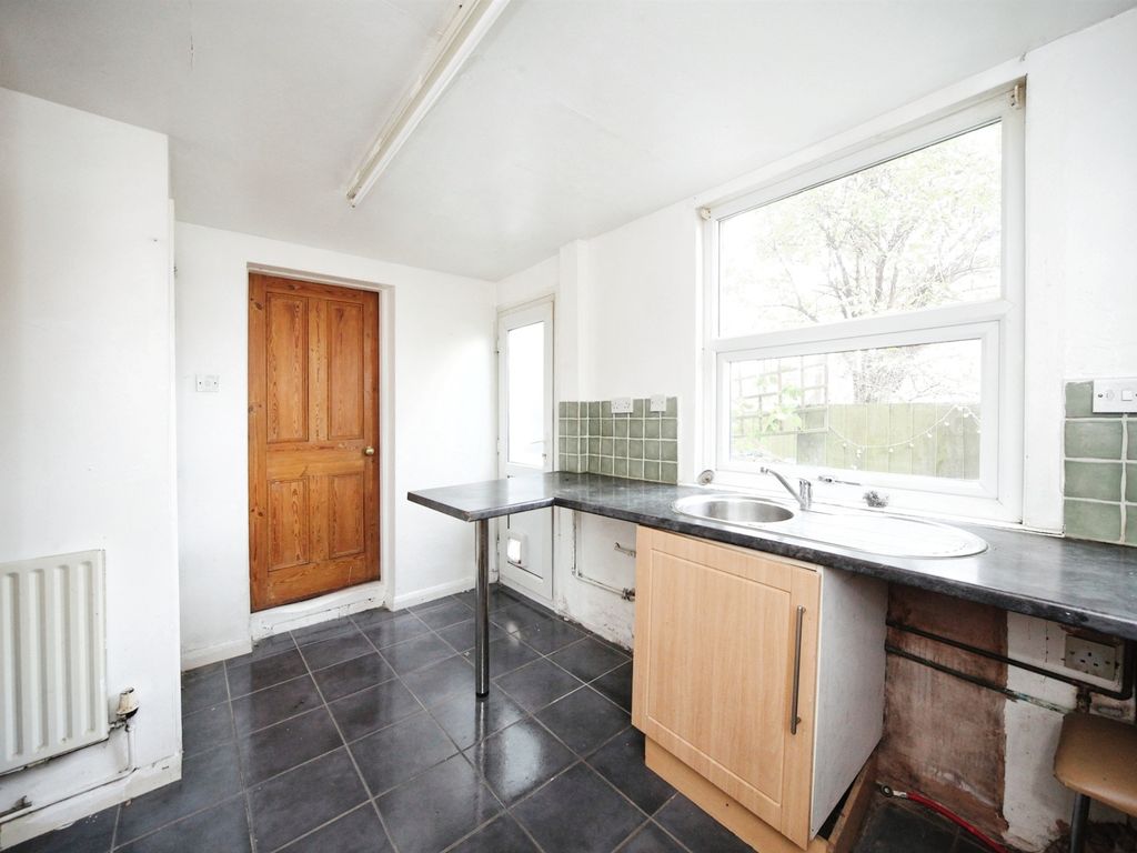3 bed end terrace house for sale in Baker Street, Luton LU1, £260,000