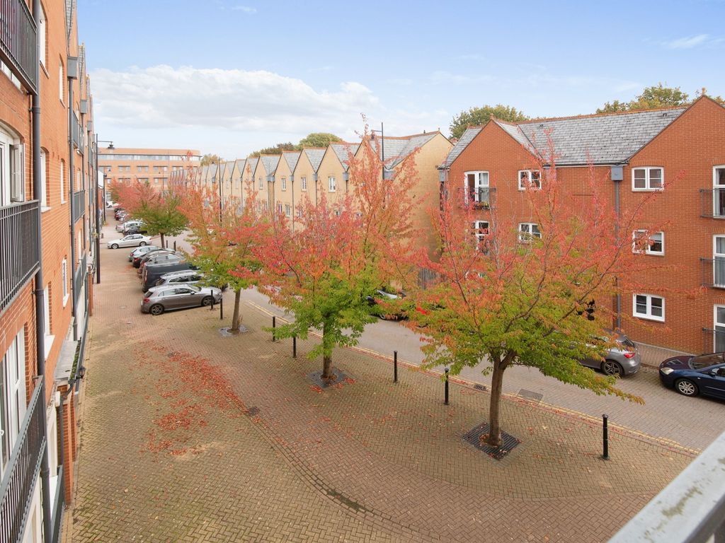 2 bed flat for sale in Harrowby Street, Cardiff CF10, £140,000