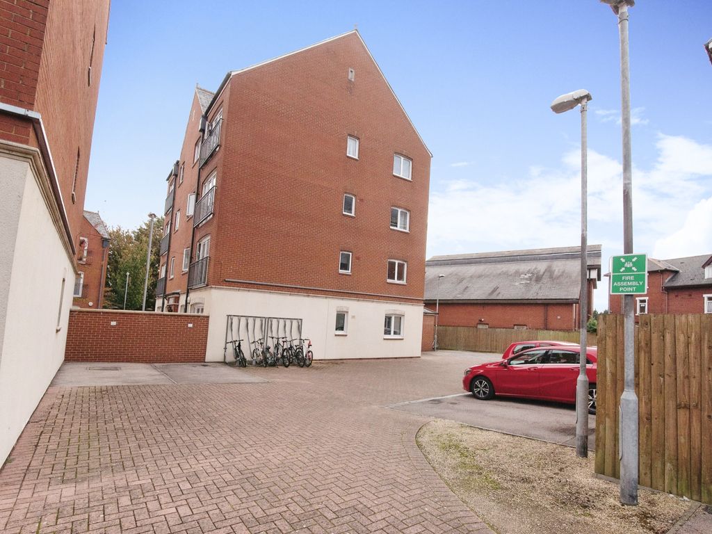 2 bed flat for sale in Harrowby Street, Cardiff CF10, £140,000