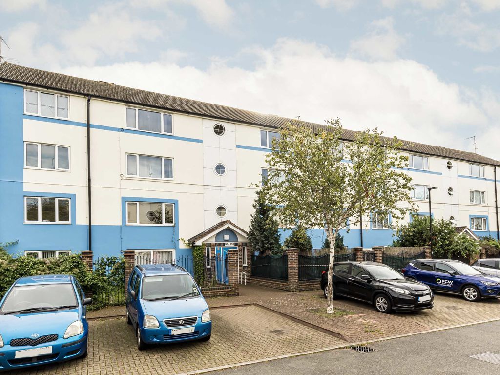 2 bed flat for sale in Harlech Gardens, Heston, Hounslow TW5, £269,950