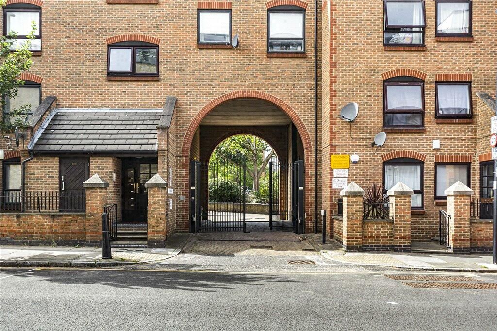 1 bed flat for sale in Horseshoe Close, Island Gardens E14, £260,000