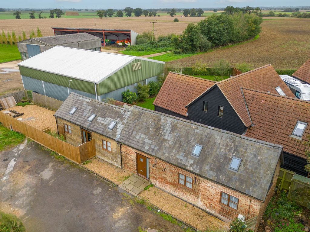 3 bed barn conversion for sale in Ramsey Road, Ramsey Forty Foot, Cambridgeshire. PE26, £265,000