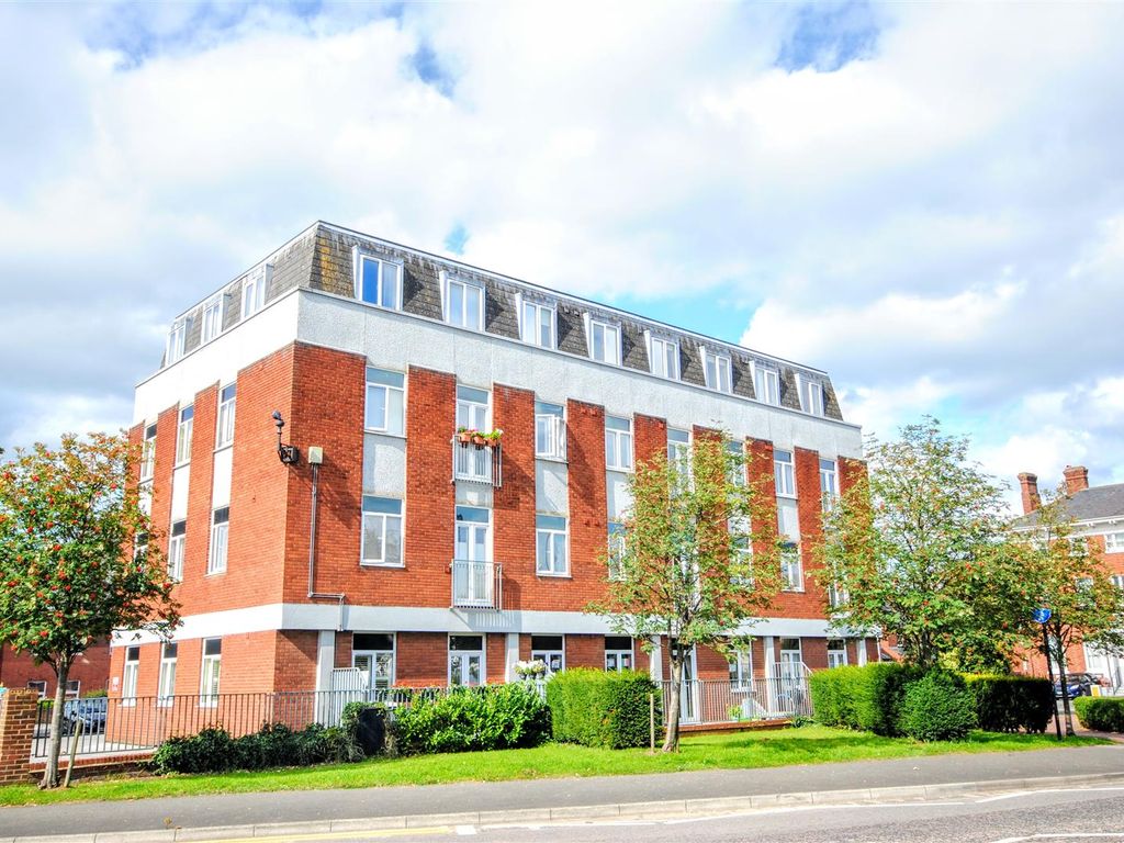 2 bed flat for sale in Sovereign House, Leighton Buzzard LU7, £225,000