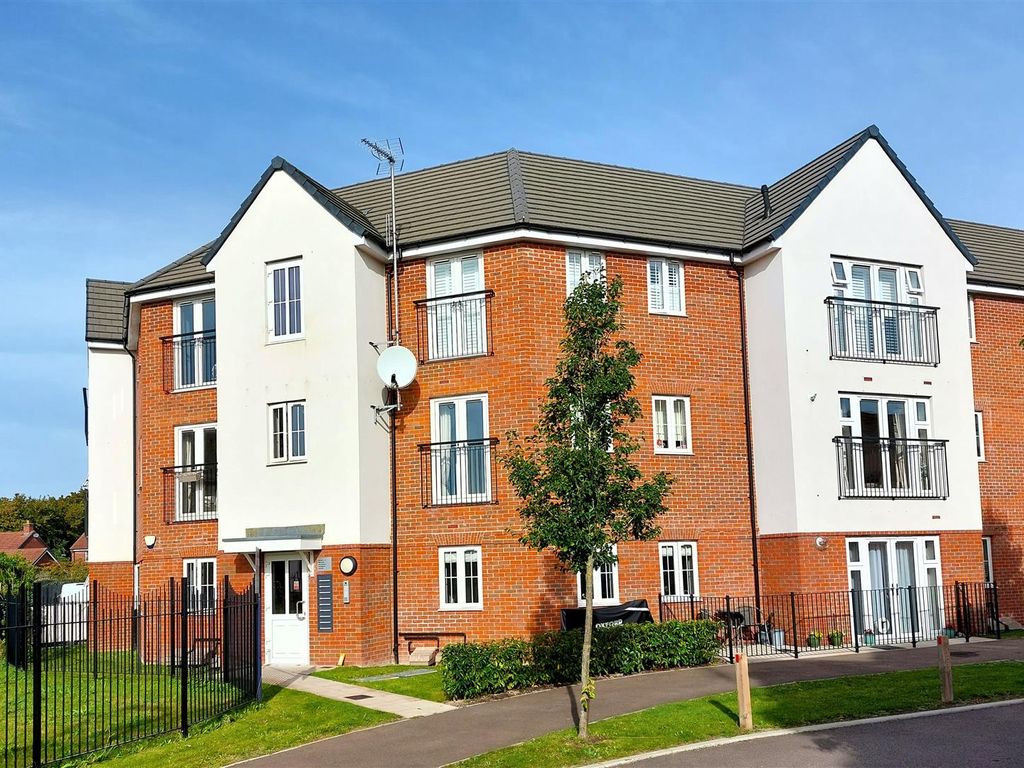 2 bed flat for sale in Hills House, Keen Avenue, Buntingford SG9, £260,000