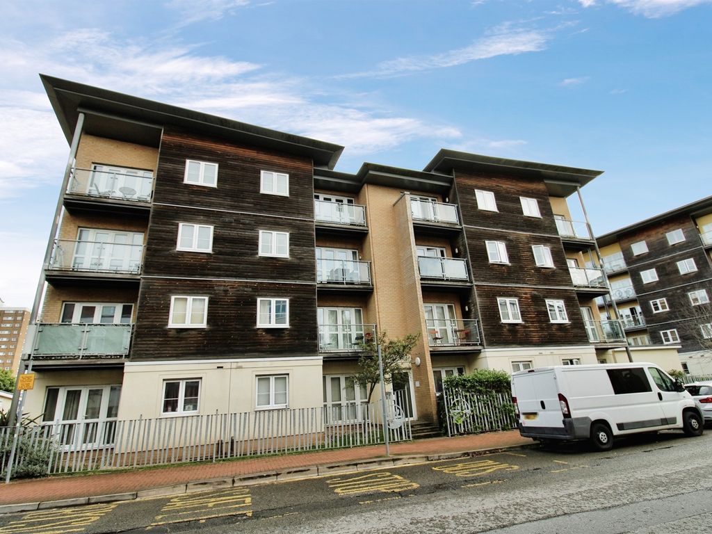 1 bed flat for sale in Heol Staughton, Cardiff CF10, £140,000