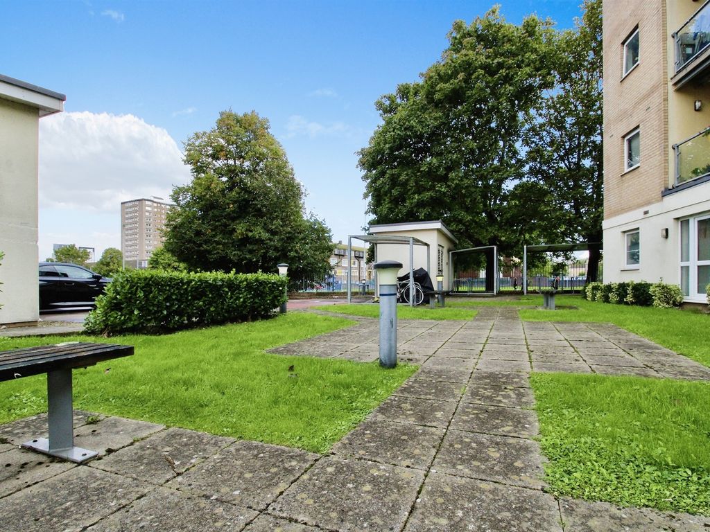 1 bed flat for sale in Heol Staughton, Cardiff CF10, £140,000