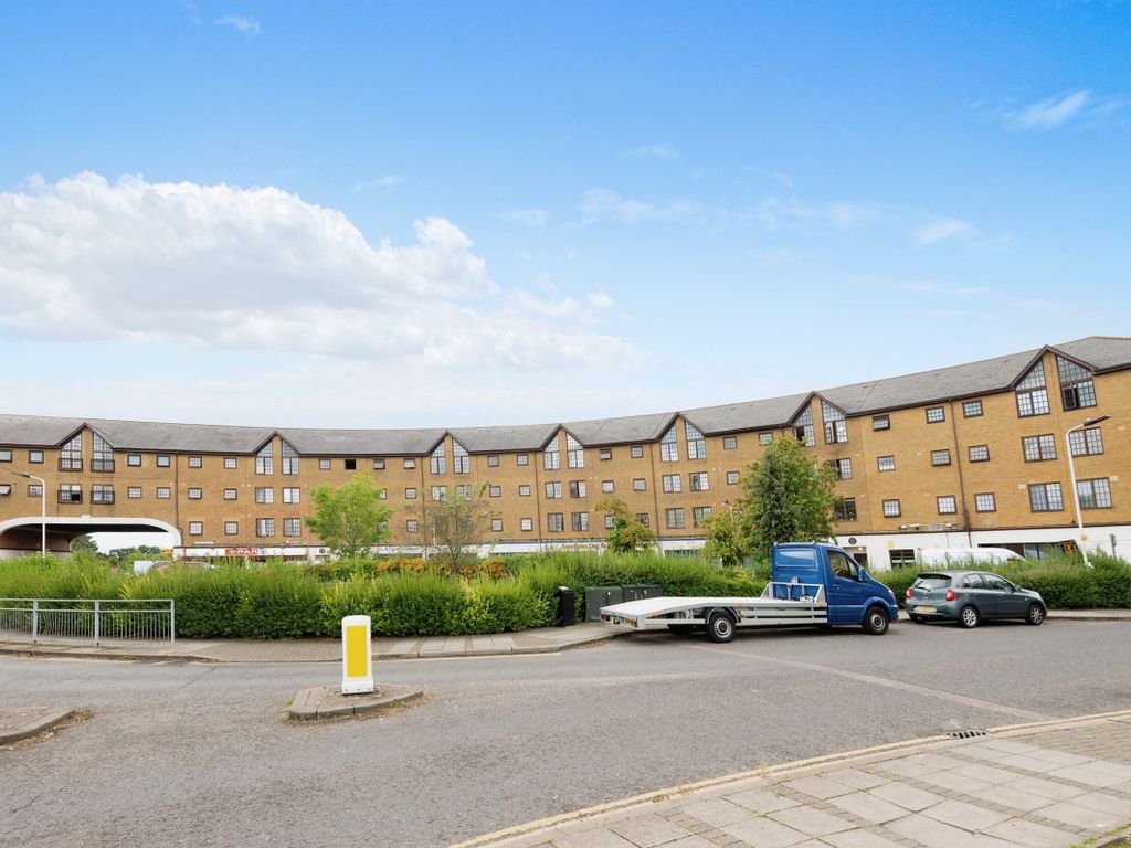 3 bed flat for sale in Comer Crescent, Southall UB2, £300,000