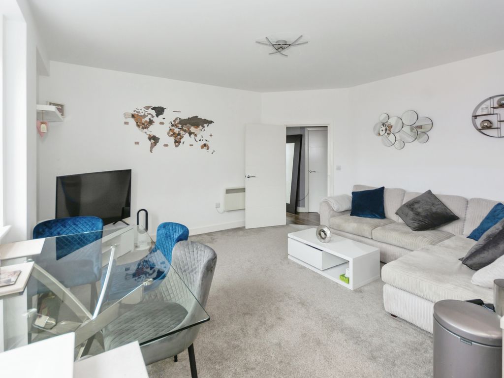 2 bed flat for sale in Warwick Road, Solihull, West Midlands B92, £170,000