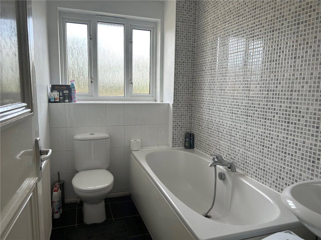 1 bed flat for sale in Glebe Road, Kelvedon, Colchester CO5, £140,000