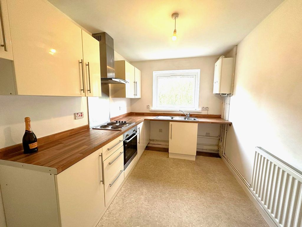 2 bed flat for sale in Lynmouth Crescent, Rumney, Cardiff. CF3, £105,000