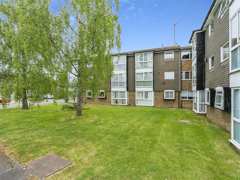 2 bed flat for sale in Wyedale, London Colney, St. Albans AL2, £250,000
