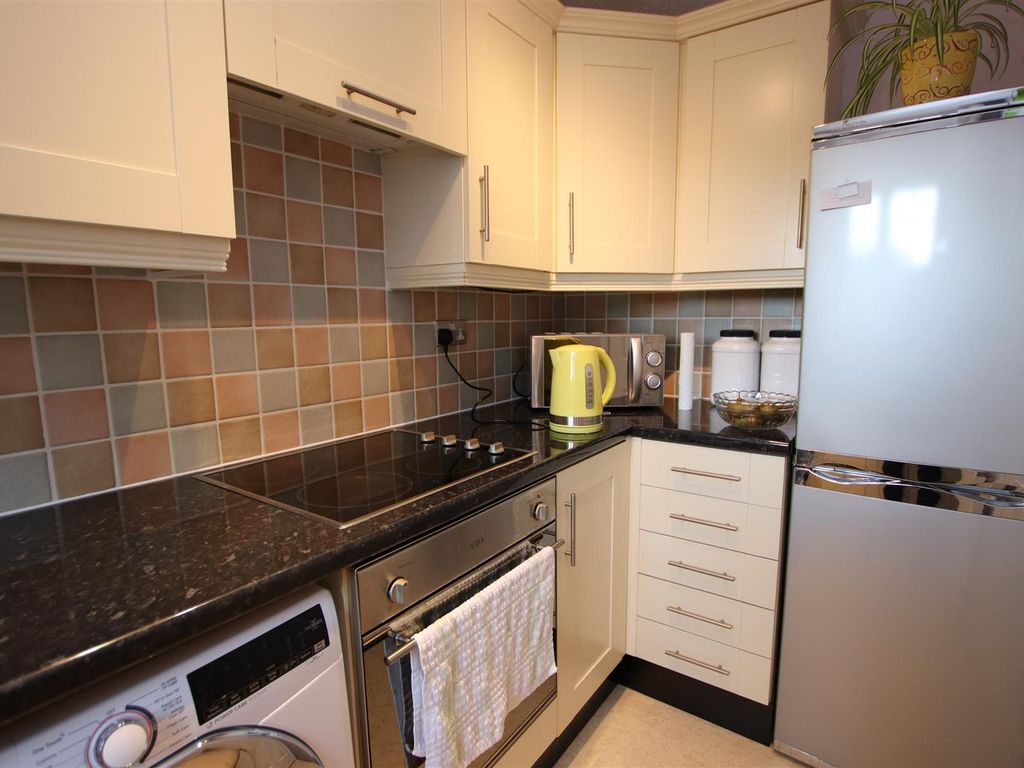 2 bed flat for sale in Tay Court, Eccleshill, Bradford BD2, £93,000