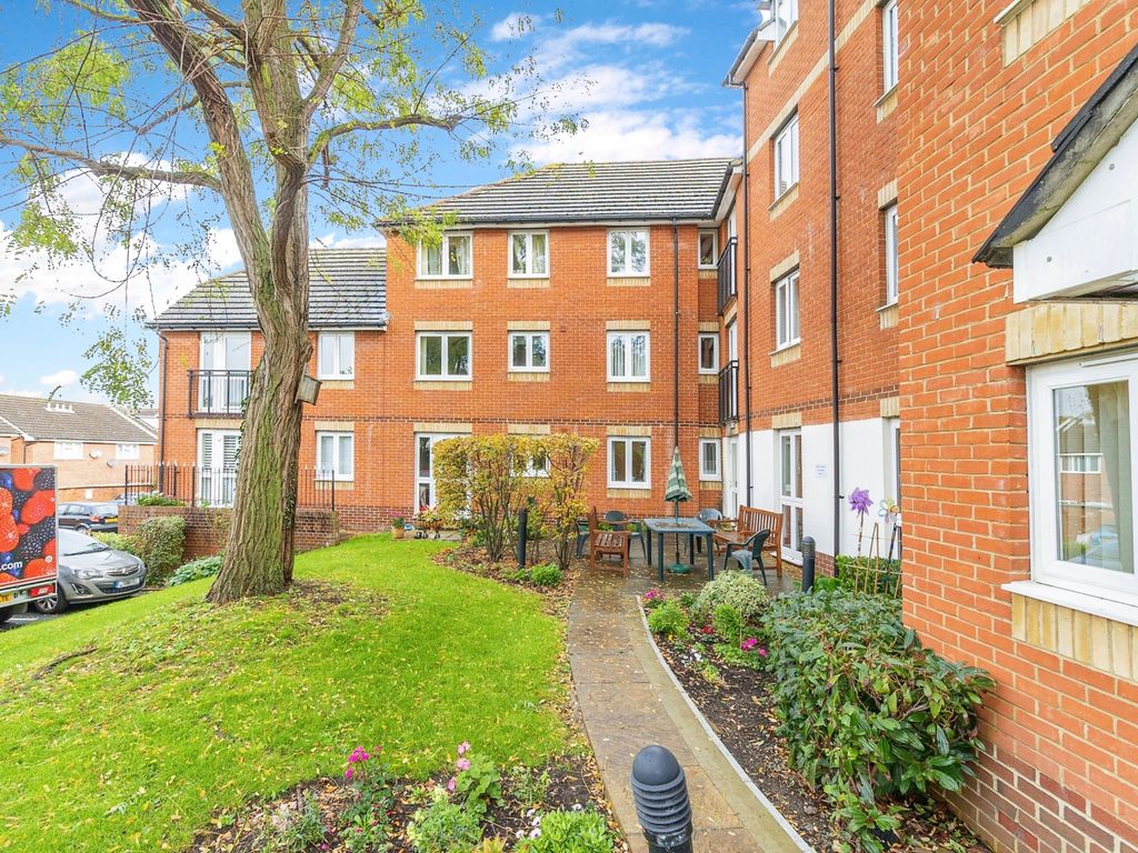 1 bed flat for sale in Willow Road, Aylesbury HP19, £115,000