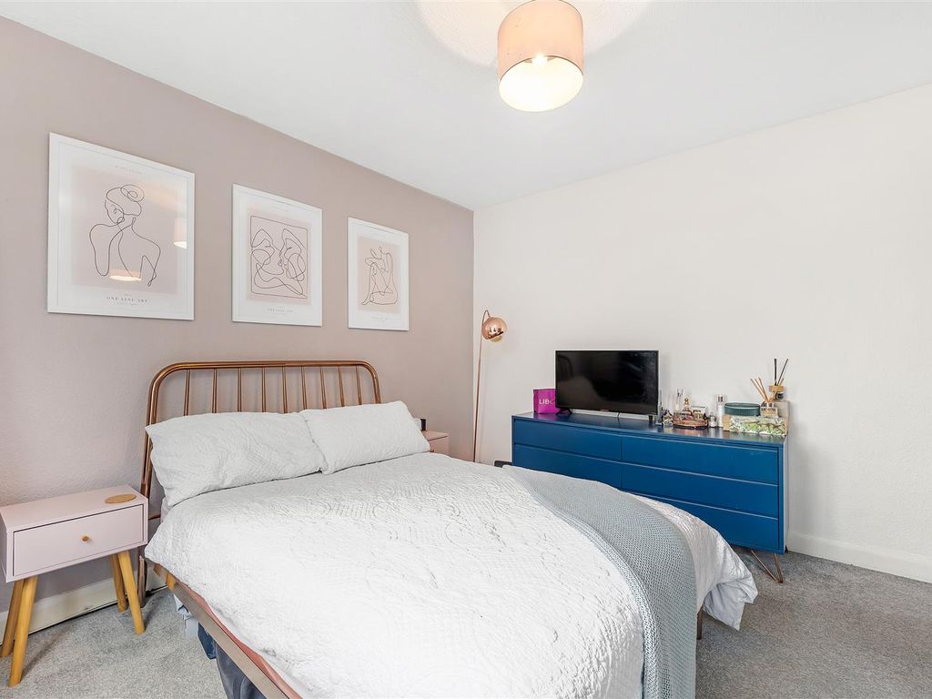 2 bed flat for sale in Anerley Park, Penge SE20, £325,000