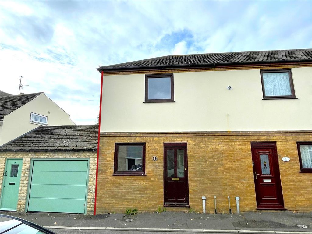 2 bed end terrace house for sale in Foundry Road, Stamford PE9, £280,000