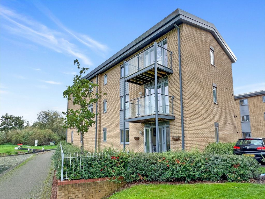 2 bed flat for sale in Saw Mills Court, Northampton NN4, £165,000