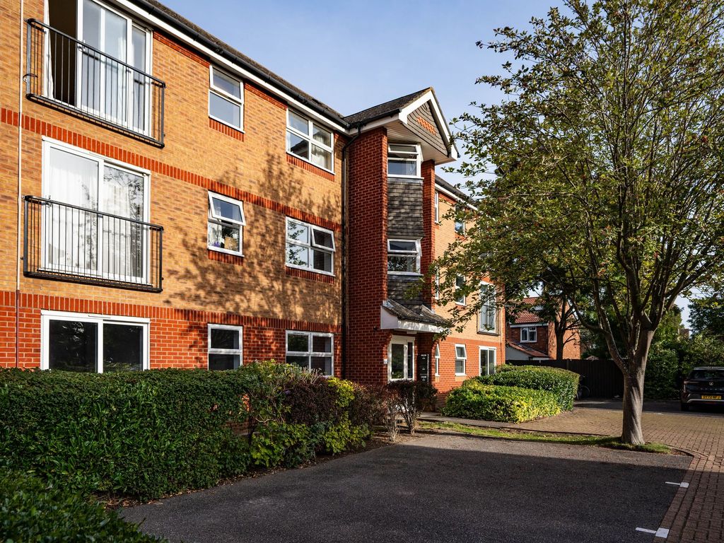 2 bed flat for sale in Blackthorn Close, Cambridge CB4, £280,000