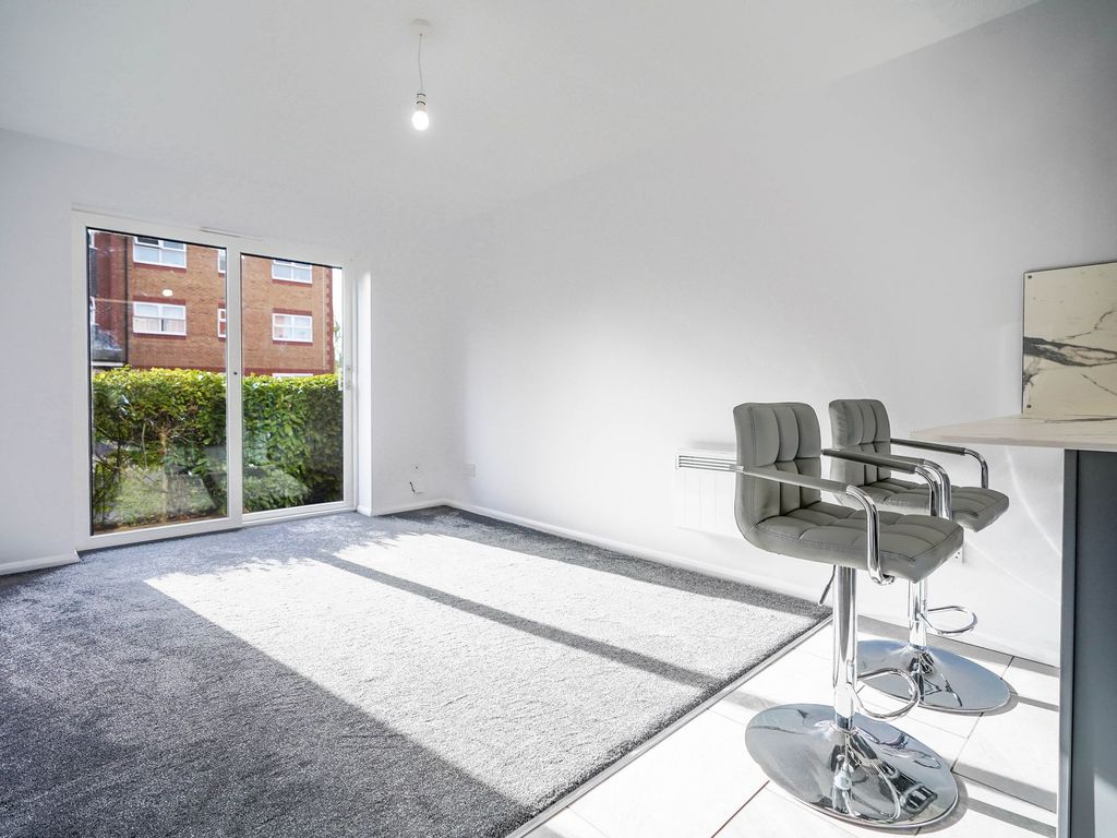 2 bed flat for sale in Blackthorn Close, Cambridge CB4, £280,000