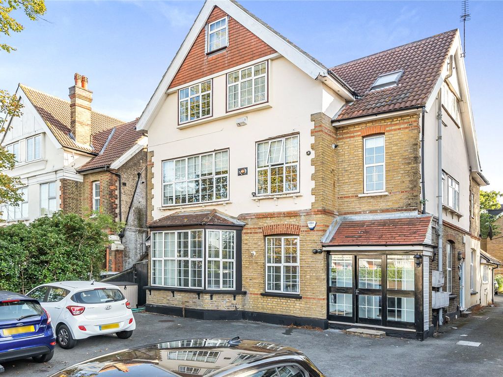 2 bed flat for sale in Grove Park Road, London SE9, £275,000