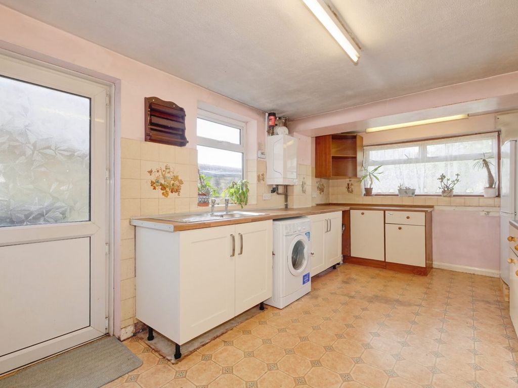 3 bed end terrace house for sale in South Road, Hailsham BN27, £250,000