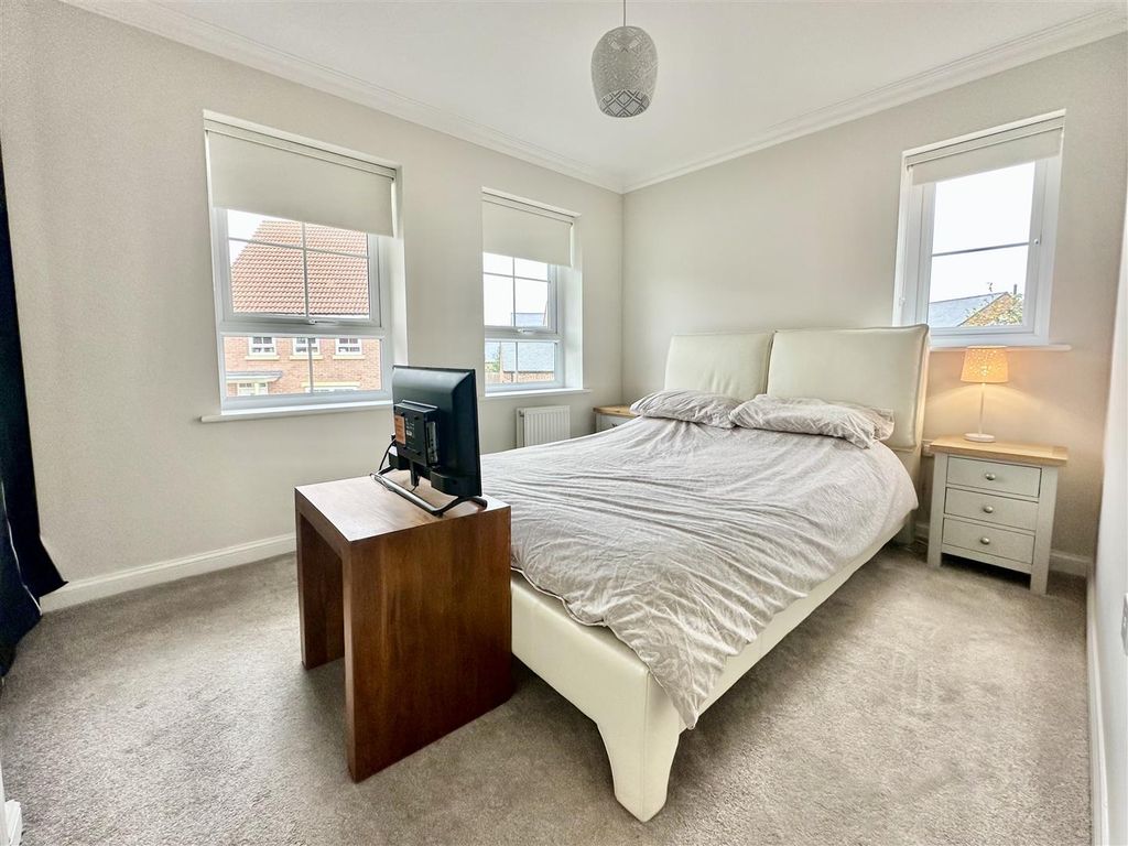 3 bed property for sale in Heathside, Huntington, York YO32, £325,000