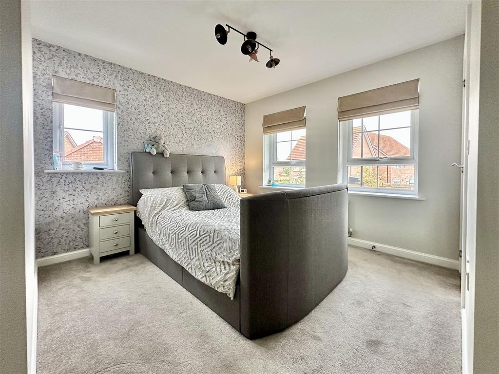 3 bed property for sale in Heathside, Huntington, York YO32, £325,000