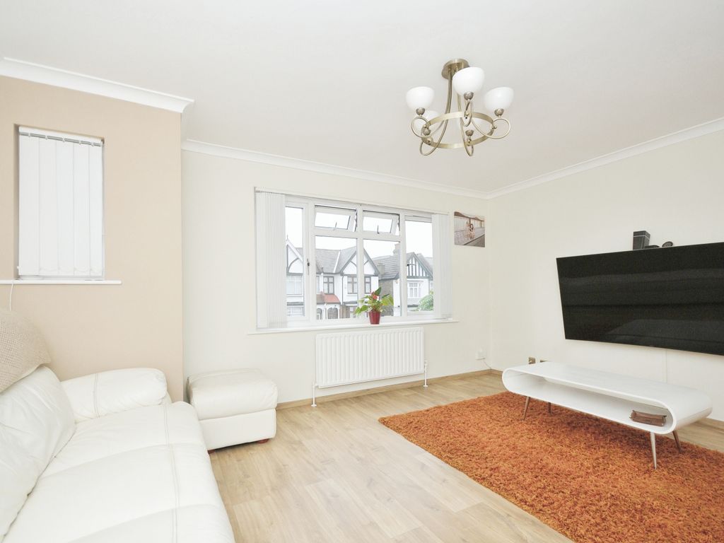 2 bed flat for sale in Bellingham Road, London SE6, £335,000