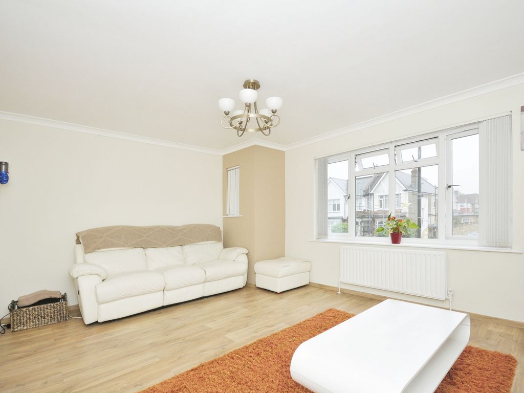 2 bed flat for sale in Bellingham Road, London SE6, £335,000