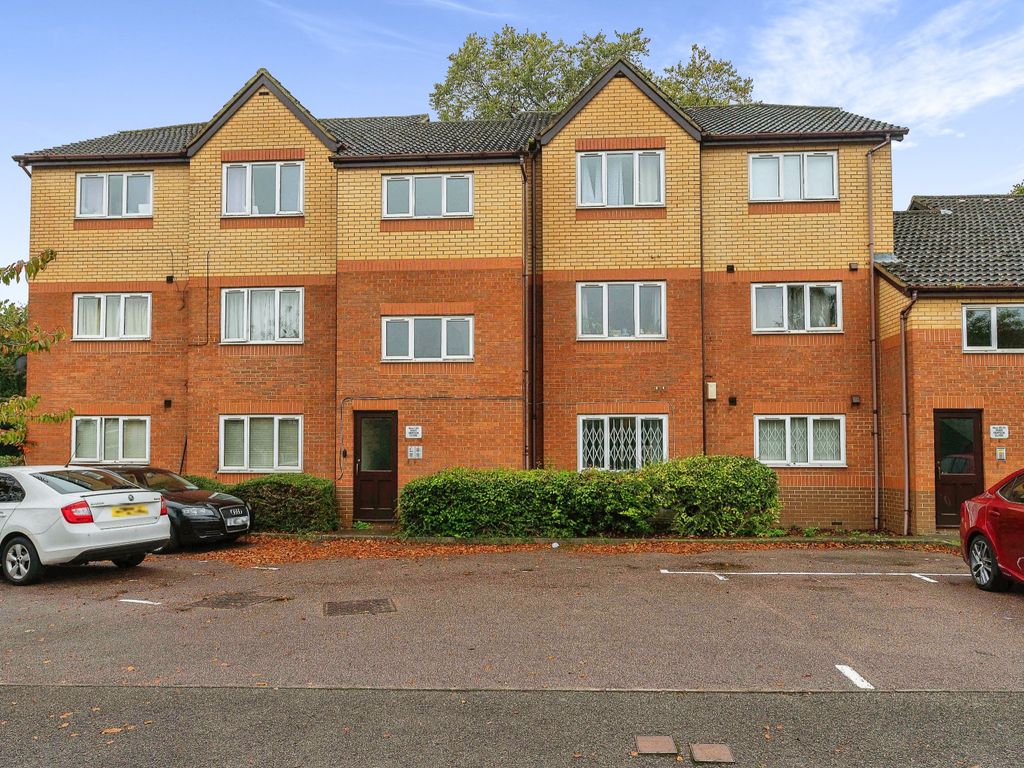 1 bed flat for sale in Simpson Close, Leagrave, Luton, Bedfordshire LU4, £130,000
