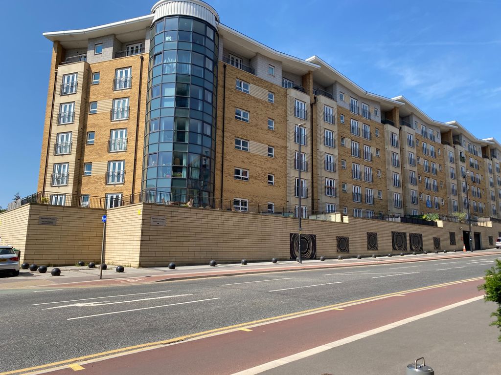 2 bed flat for sale in Middlewood Street, Salford M5, £160,000