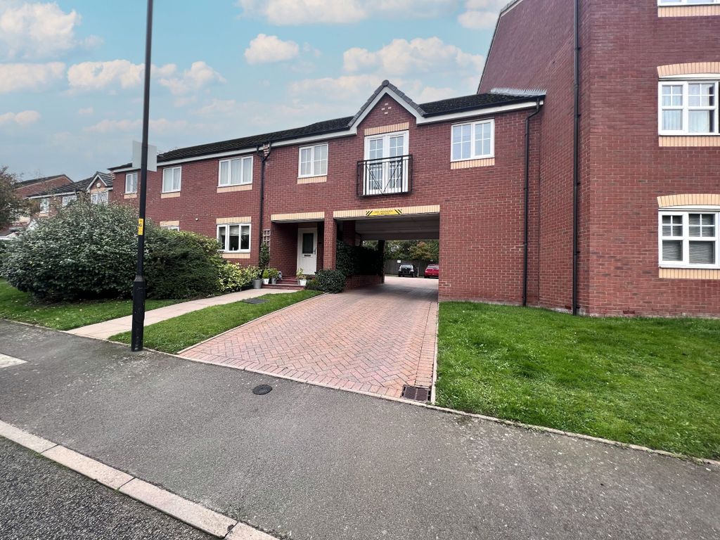 1 bed flat for sale in Ampleforth Drive, Willenhall WV13, £90,000
