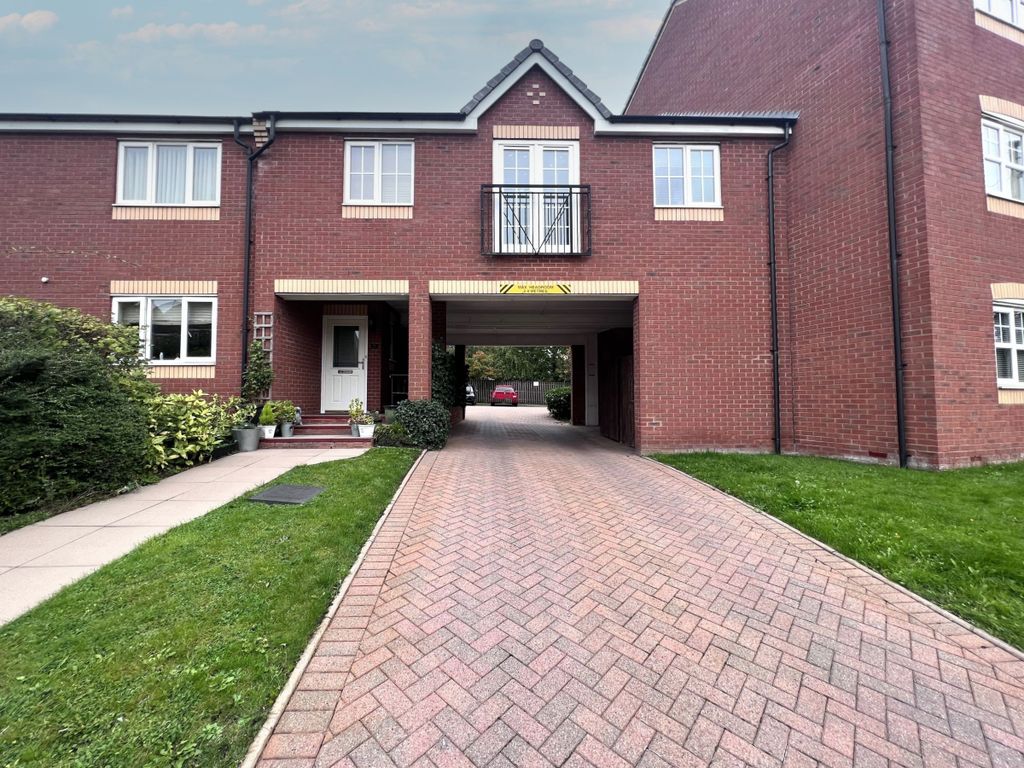 1 bed flat for sale in Ampleforth Drive, Willenhall WV13, £90,000