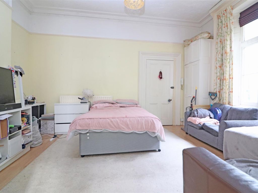 Studio for sale in Wray Park Road, Reigate RH2, £185,000