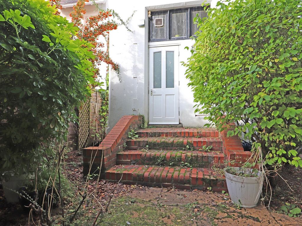 Studio for sale in Wray Park Road, Reigate RH2, £185,000