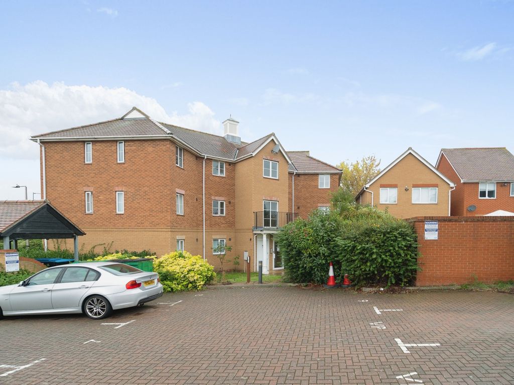 2 bed flat for sale in John William Close, Chafford Hundred, Grays, Essex RM16, £220,000