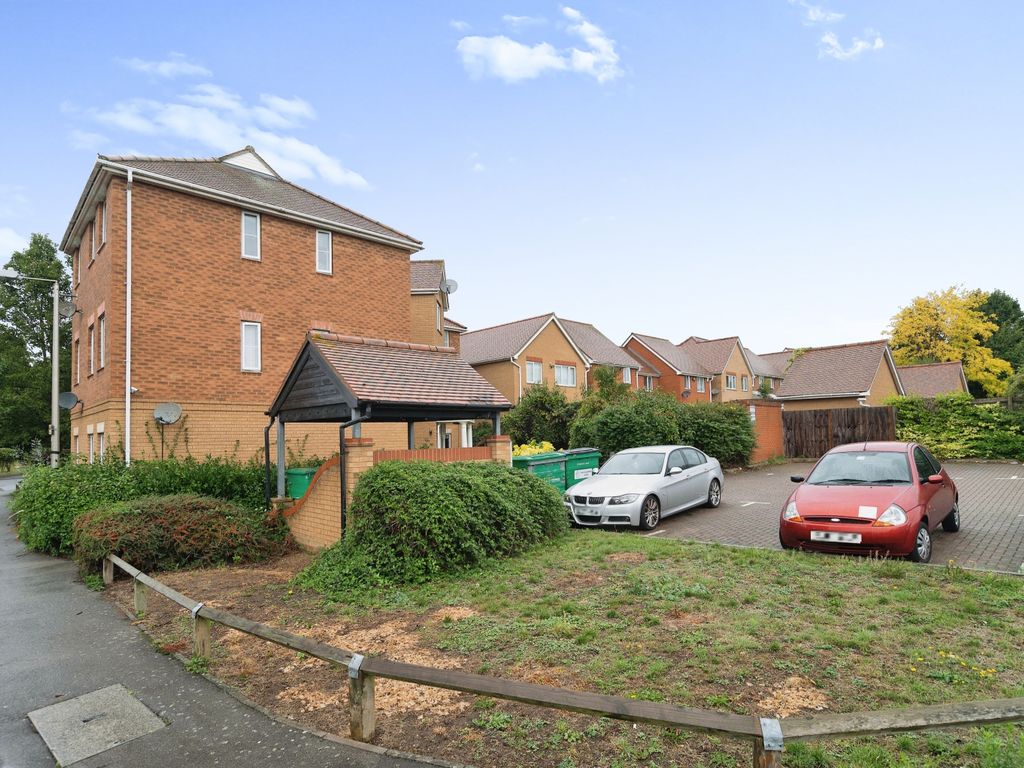 2 bed flat for sale in John William Close, Chafford Hundred, Grays, Essex RM16, £220,000