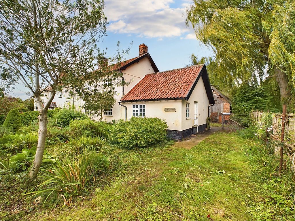 3 bed cottage for sale in Vicarage Road, Great Hockham, Thetford, Norfolk IP24, £250,000