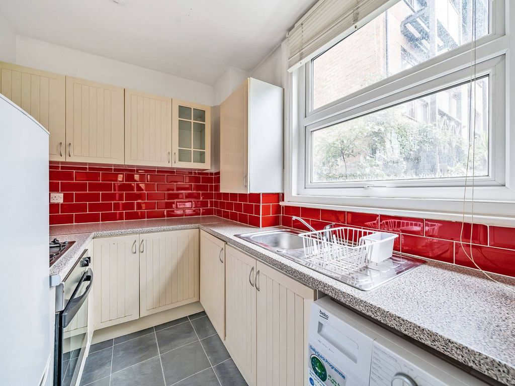 1 bed flat for sale in Tower Terrace, Wood Green, London N22, £300,000